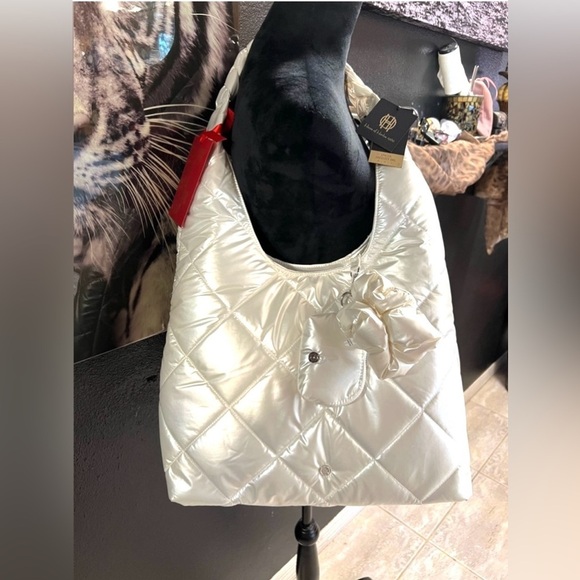 ❤️❤️NWT-HOUSE OF HARLOW 1960 WHITE/ PEARL QUILTED PUFFER HOBO SET❤️❤️ - Picture 4 of 14